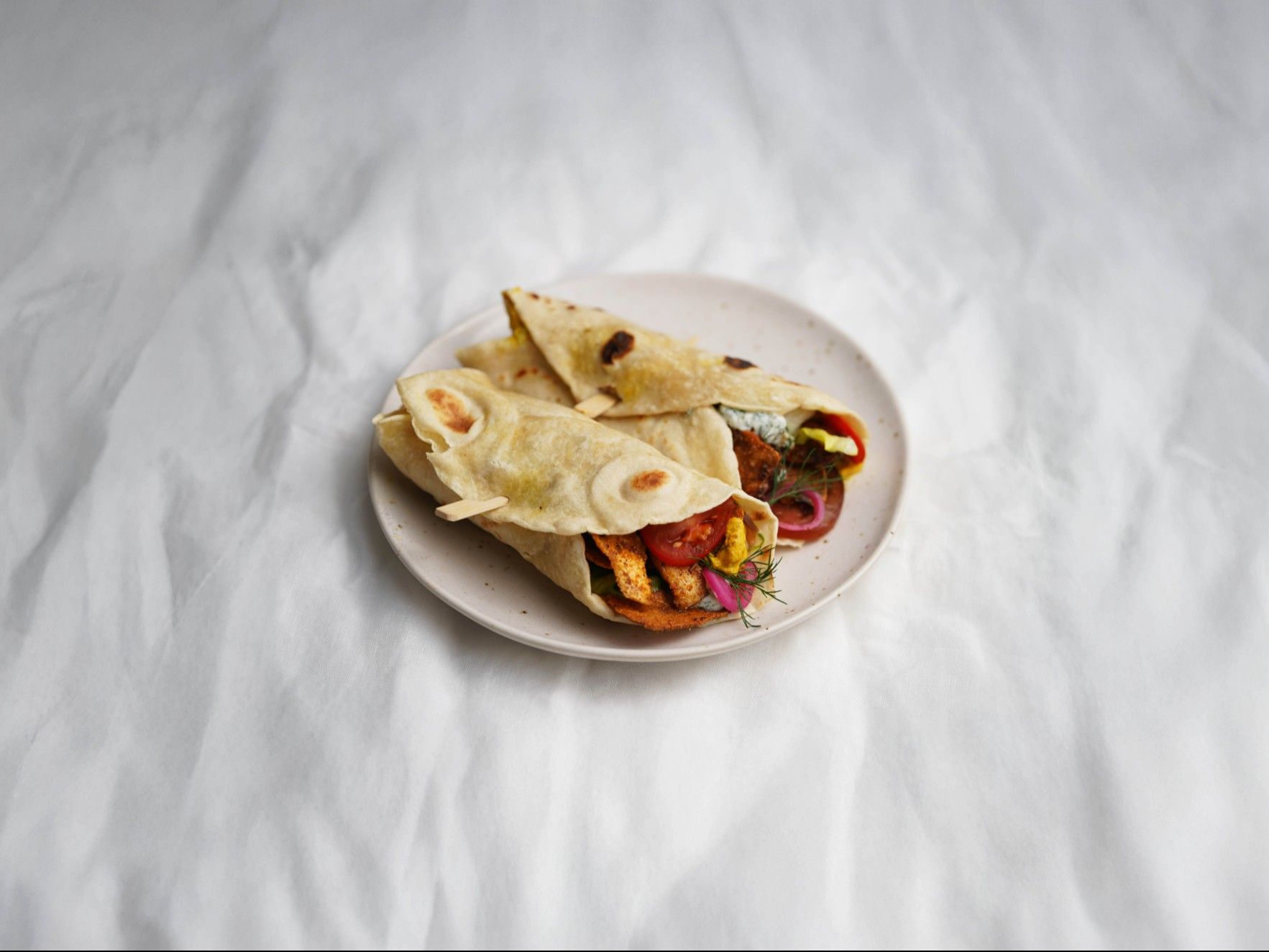 Tofu gyros wrap s curry dressingom