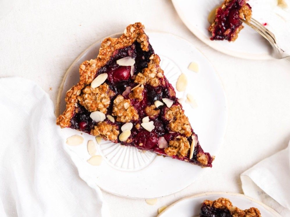 Oat Crumble Cake with Forest Fruit