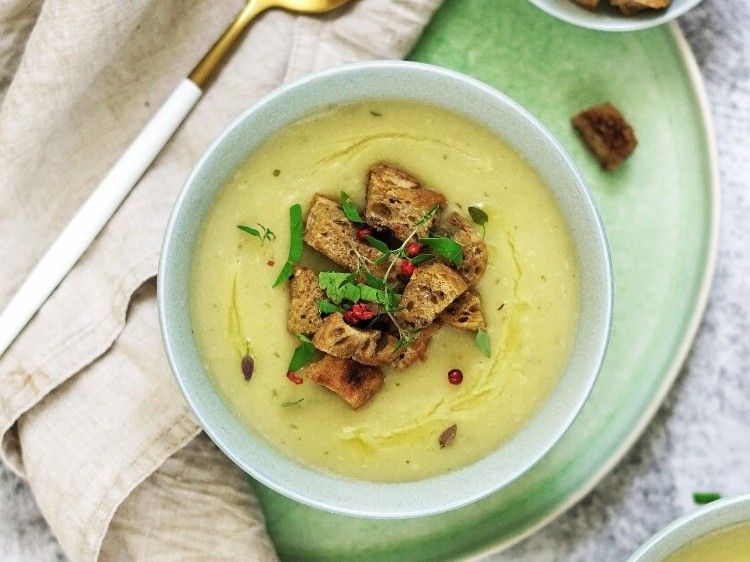 Creamy Garlic Soup with Thyme